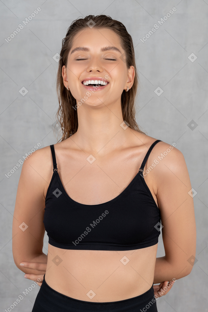 Ritratto di una giovane donna allegra sorridente