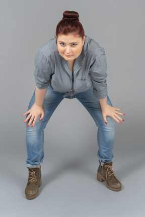 Mujer joven haciendo una reverencia