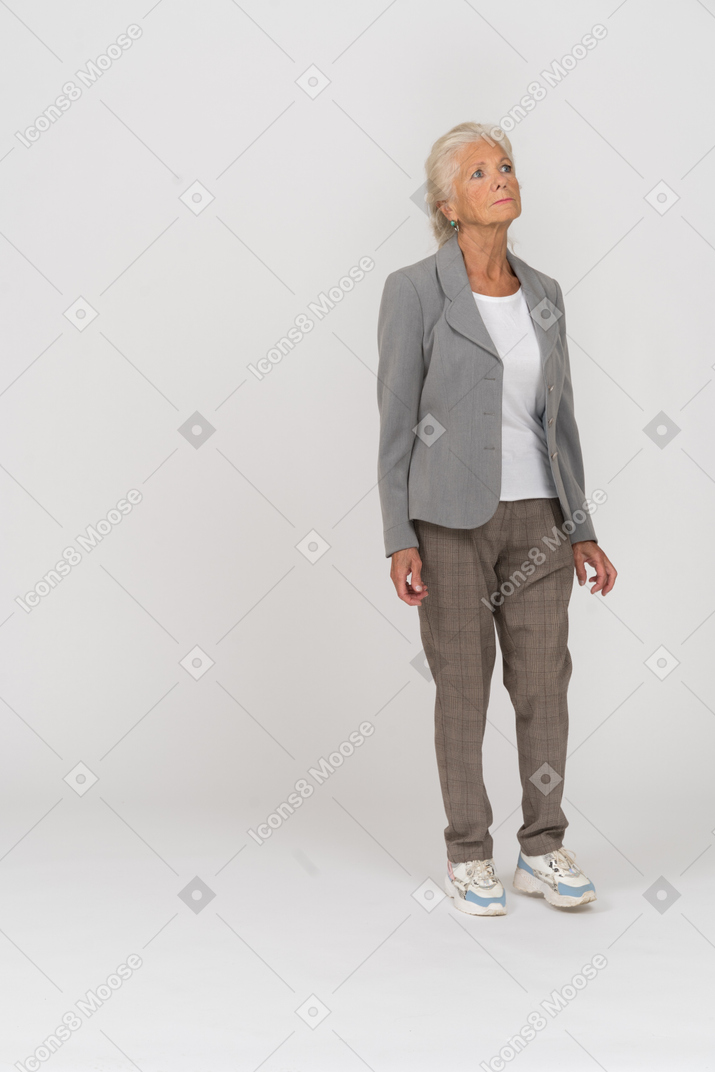 一个穿着西装的心烦意乱的老妇人的前视图