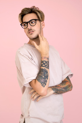 Beau jeune homme à lunettes