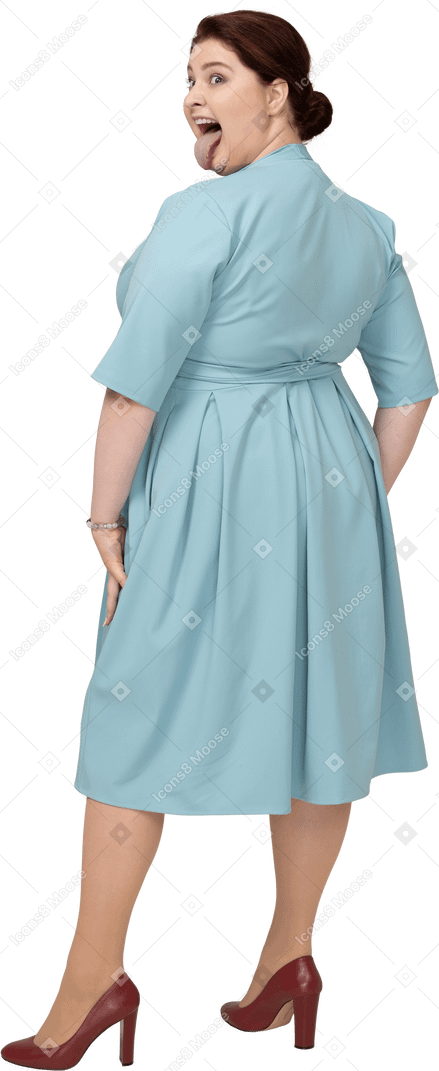 顔を作る青いドレスを着た女性の背面図