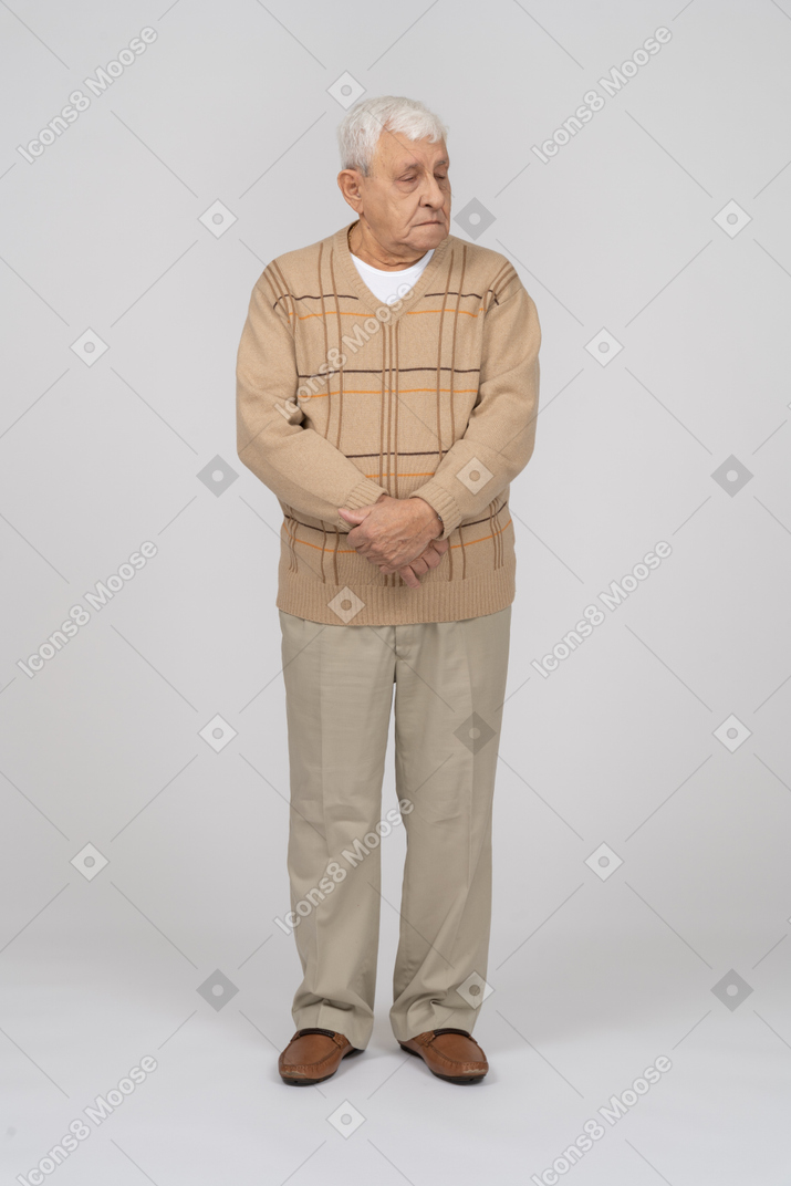 Vista frontal de un anciano con ropa informal mirando a un lado