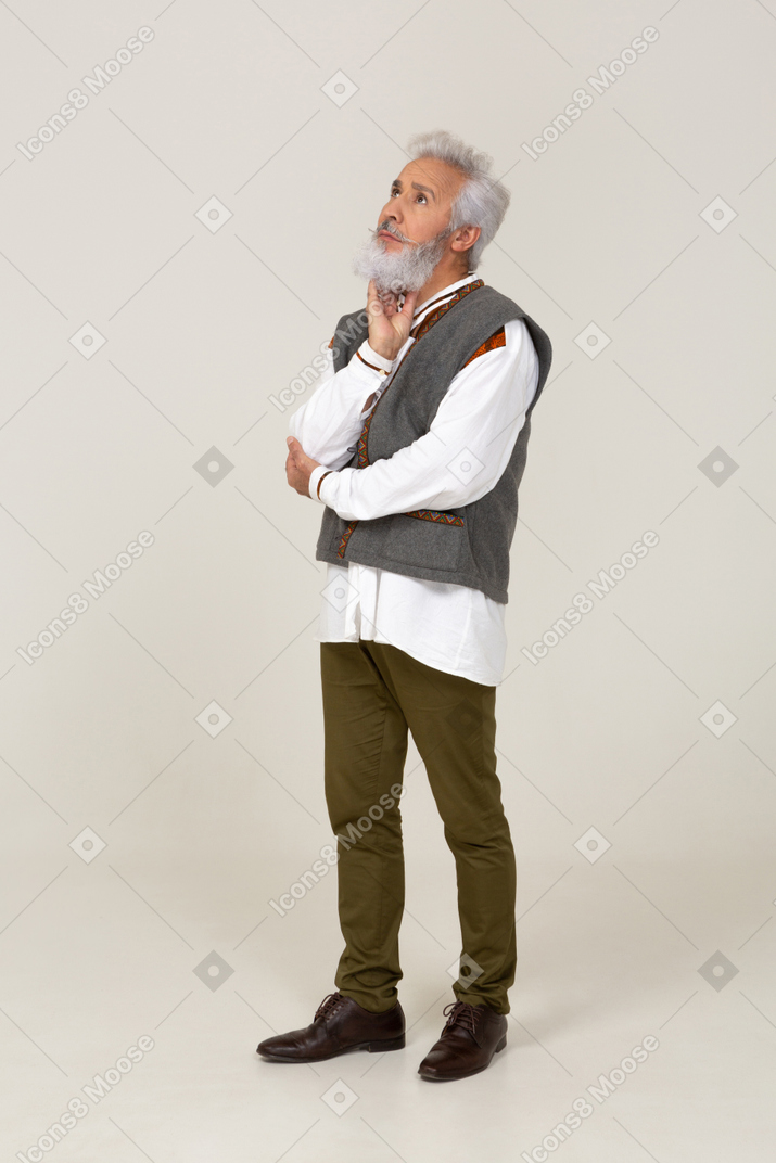Mann in grauer weste denkt mit aufgestütztem kopf