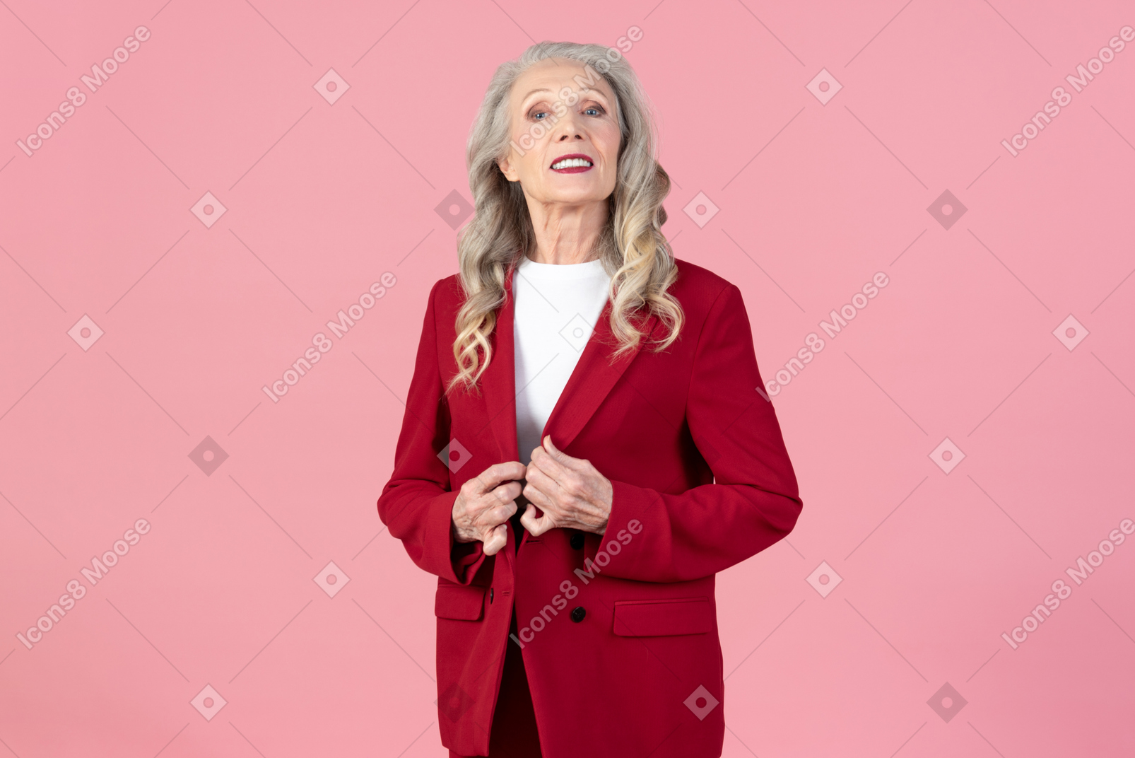 Guapa anciana ajustando una chaqueta