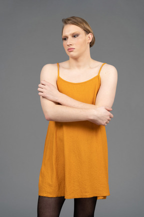 Retrato de una persona de género que siente frío en un vestido sin mangas