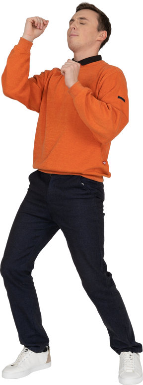 오렌지 셔츠 춤에서 젊은 남자