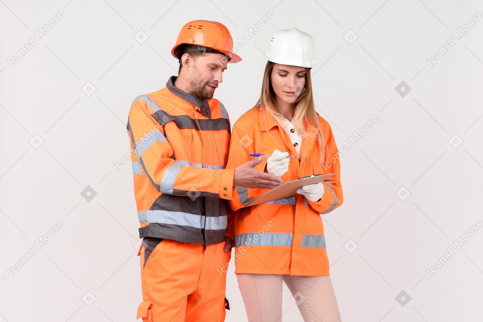 男性和女性道路工人正在讨论某事