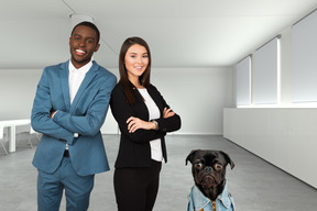 Um homem e uma mulher ao lado de um cachorro