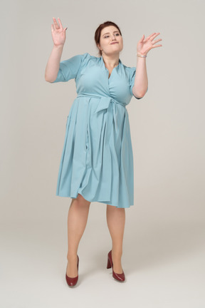 一个穿着蓝色连衣裙跳舞的女人的前视图
