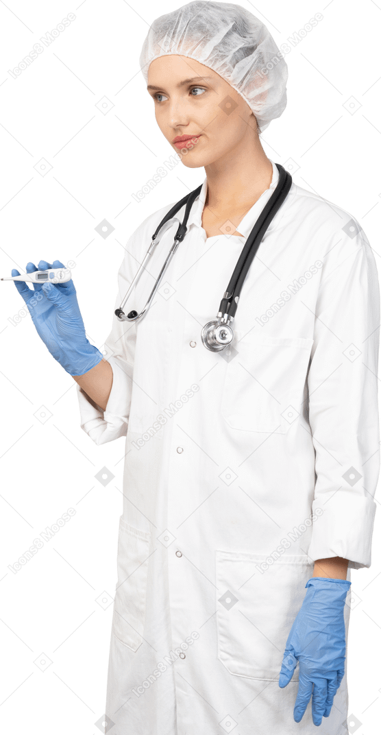 Трехчетвертный вид молодой женщины-врача со стетоскопом и термометром