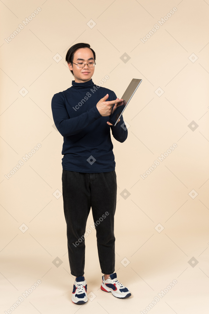 디지털 태블릿을 제시하는 젊은 아시아 남자