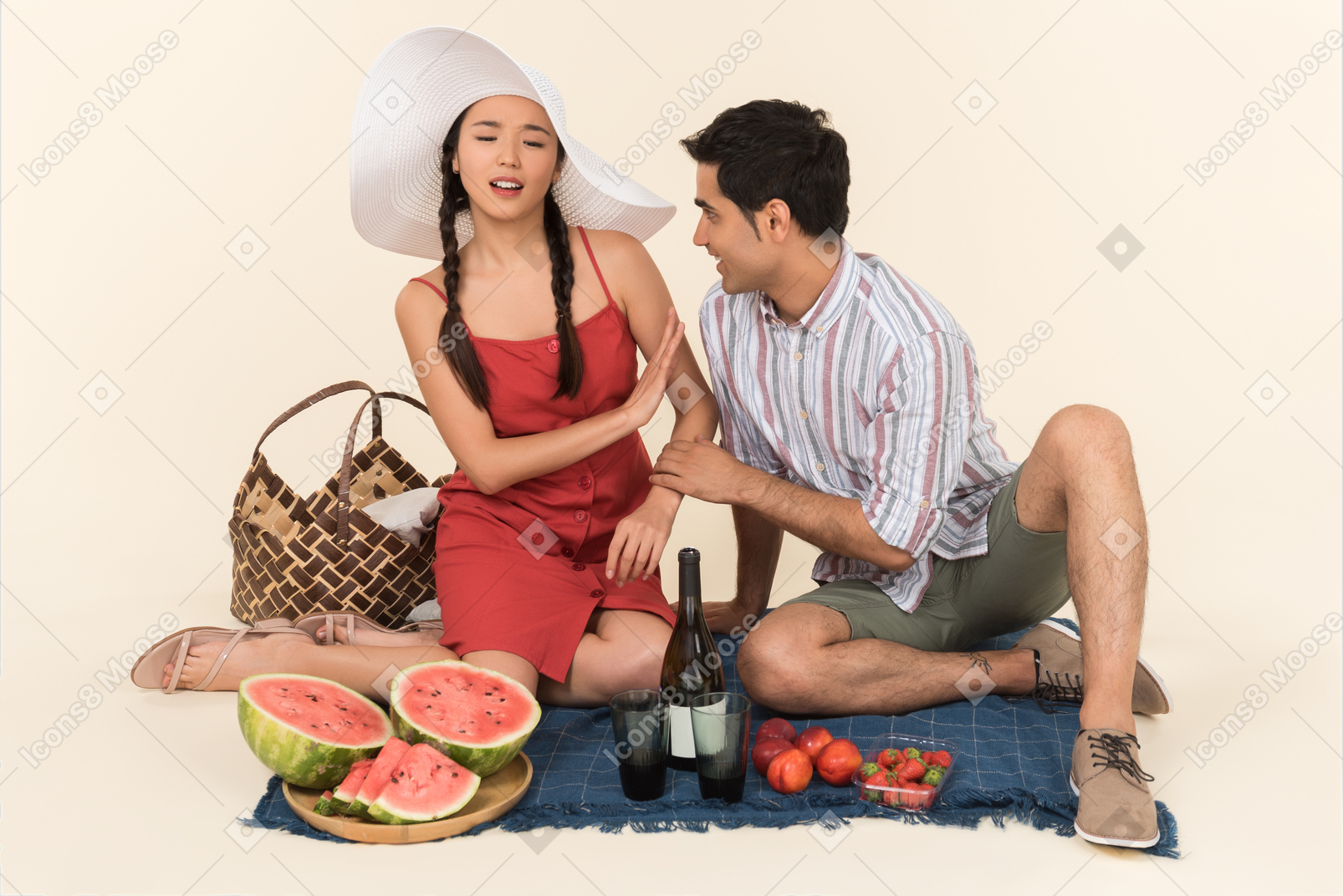 Joven pareja interracial haciendo picnic y joven parece que no le gusta algo