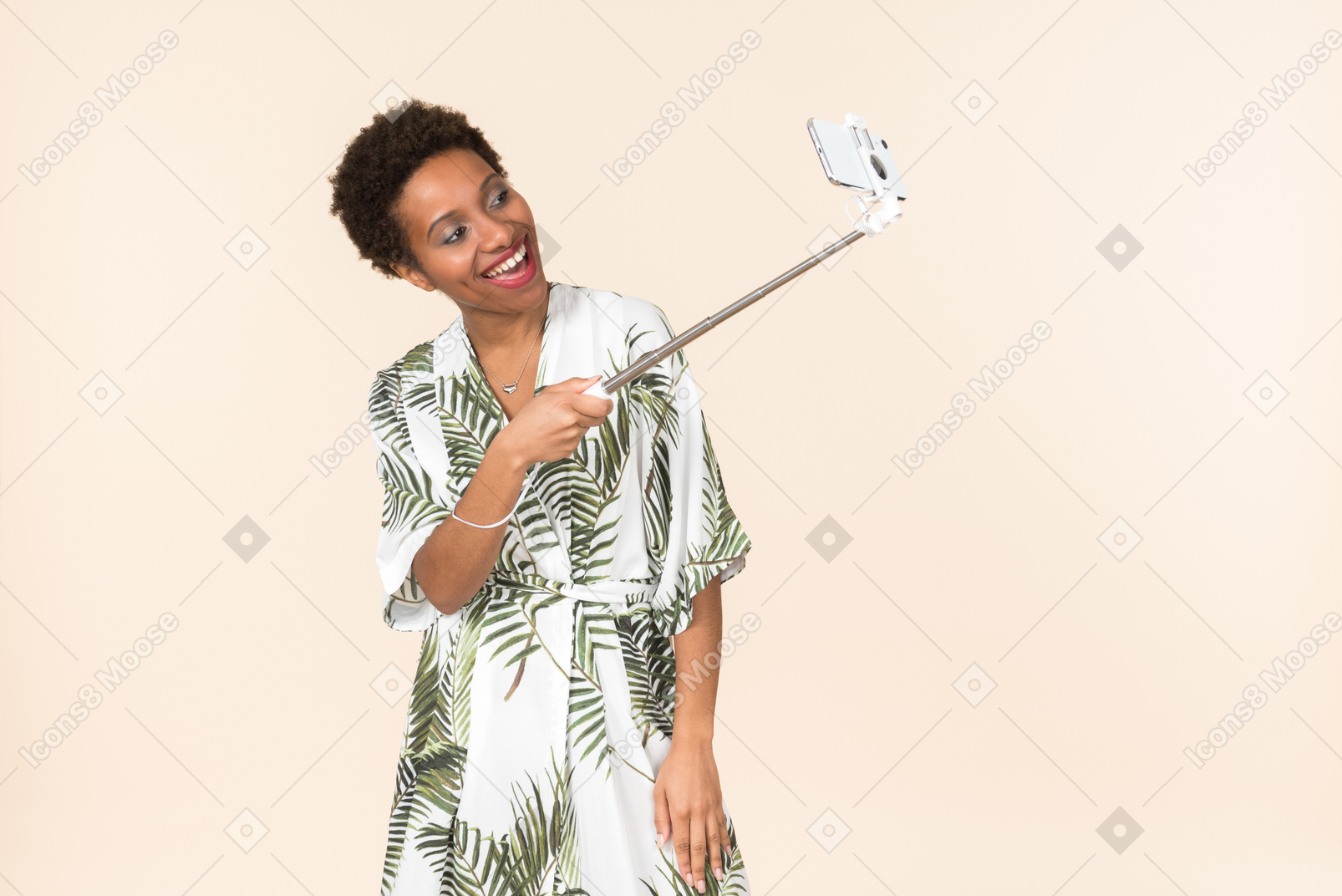 笑成人黑人女人用自拍照棍子拍照