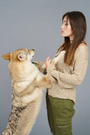 一位年轻的女性，拥抱她的狗的特写镜头