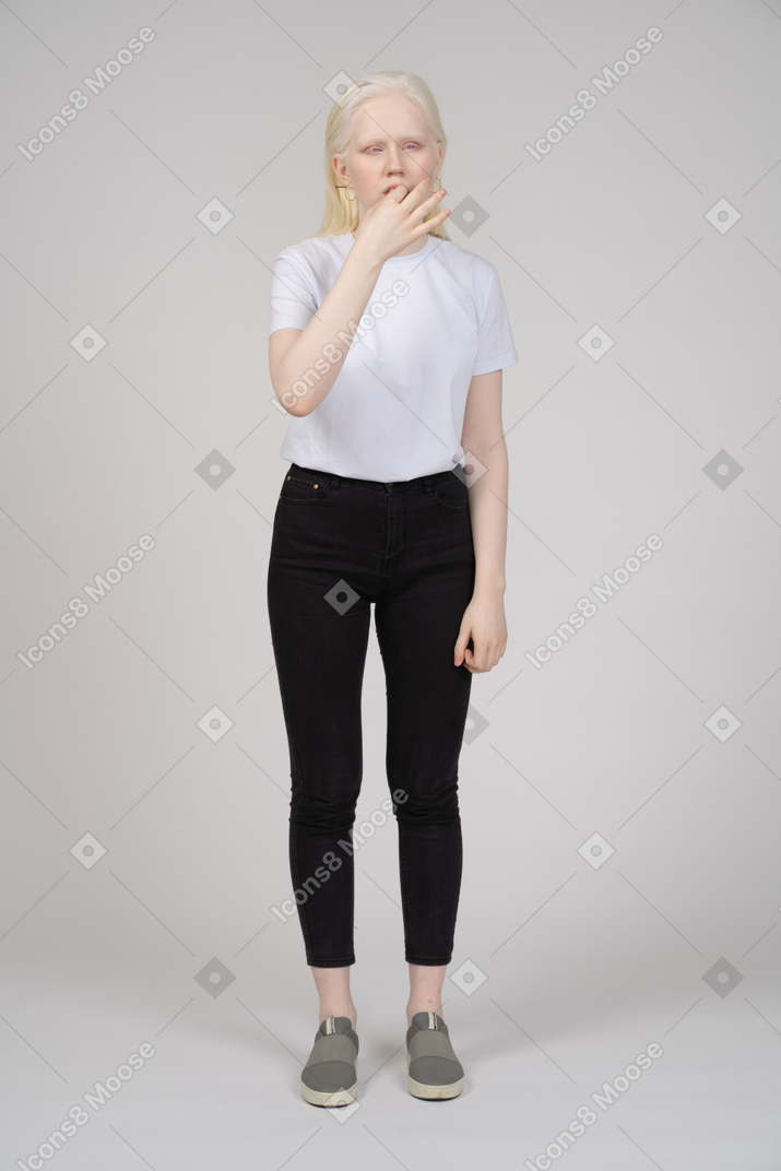Mujer joven en ropa casual silbando