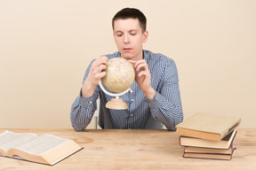 Étudiant tenant un globe