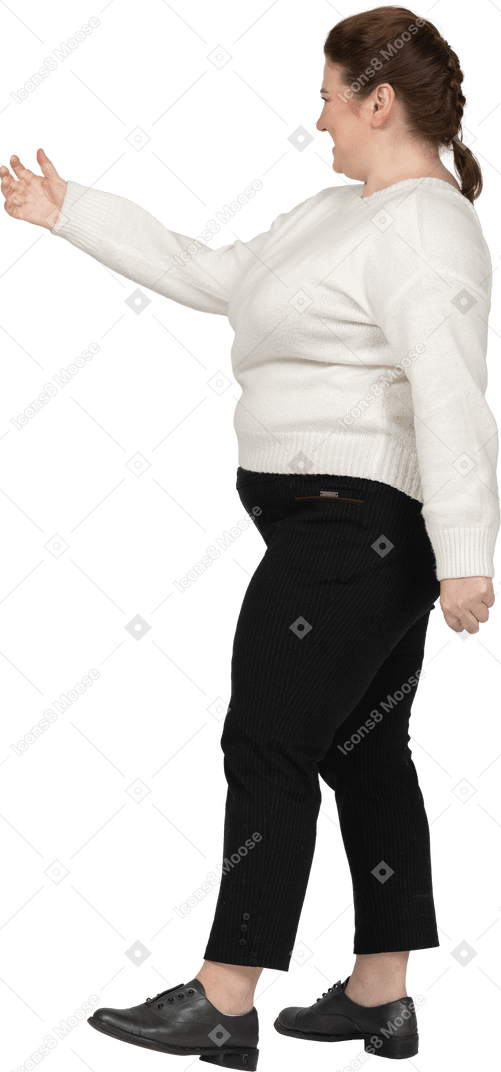 Mulher gordinha feliz posando de suéter branco
