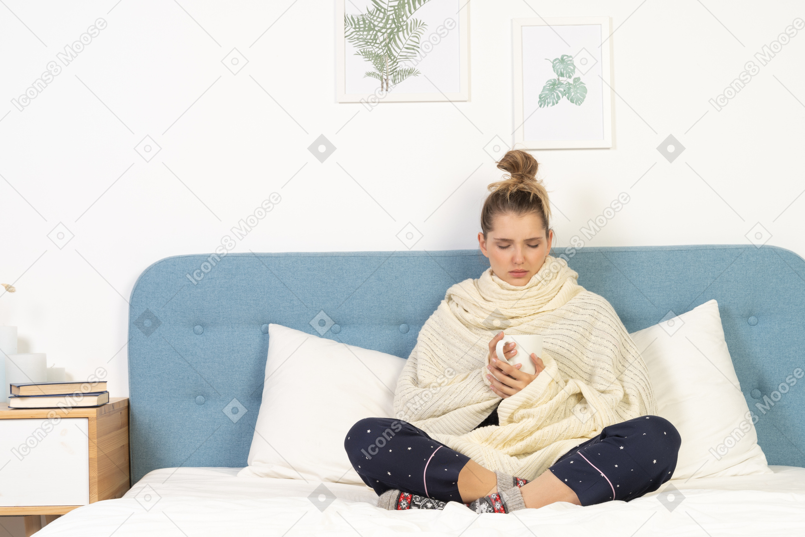 一个生病的年轻女士裹着白色毯子住在床上的前视图