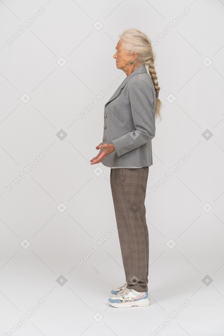 Anciana en traje de pie en el perfil