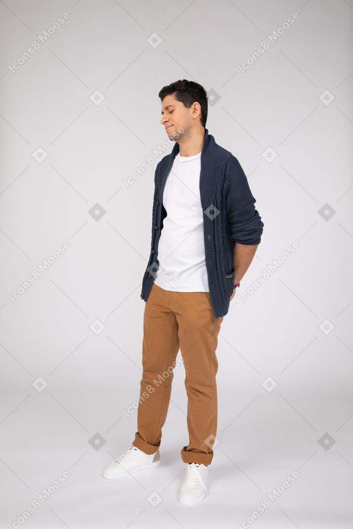 Uomo in abiti casual in piedi