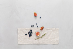 Myrtilles et figues sur une nappe de lin