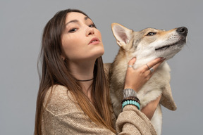 Jovem mulher segurando firme seu amado cachorro