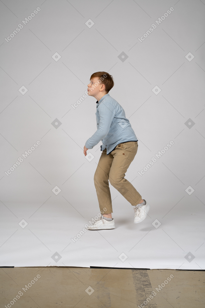 Вид сбоку бегущего подростка