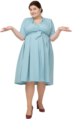 Vista frontal de uma mulher de vestido azul gesticulando