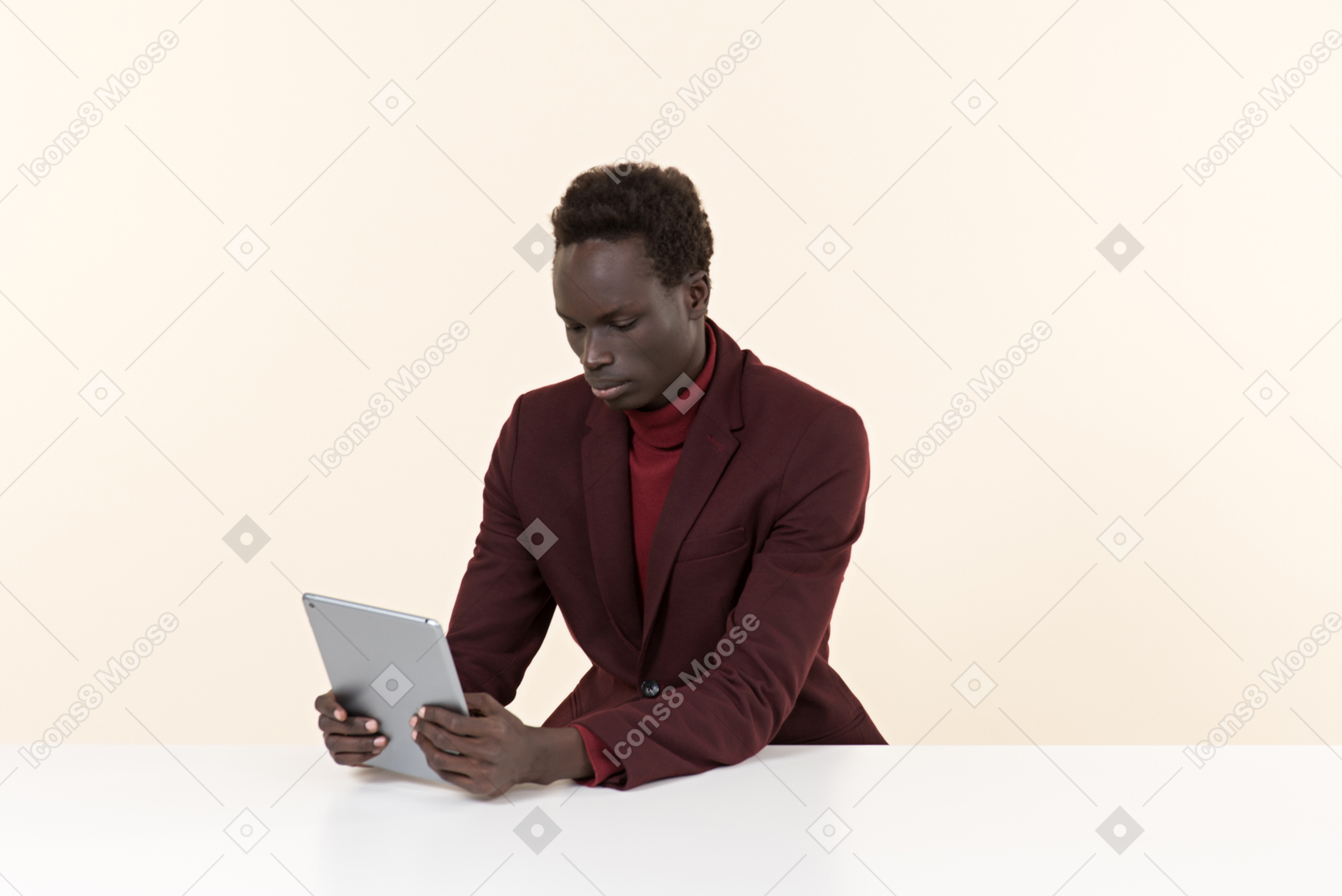 Elegante hombre negro sentado a la mesa en la oficina
