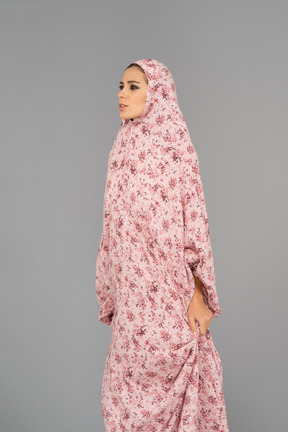 Mulher muçulmana usando um vestido de oração
