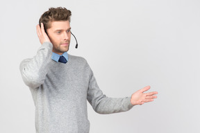 Call-center-agent, der das headset berührt
