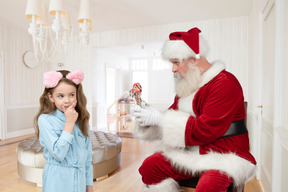 Hier, junge, das sind traditionelle weihnachtssüßigkeiten