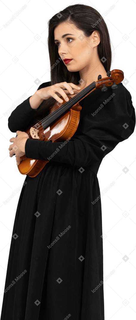 一位身穿黑色连衣裙、拿着小提琴的年轻女士的四分之三视图