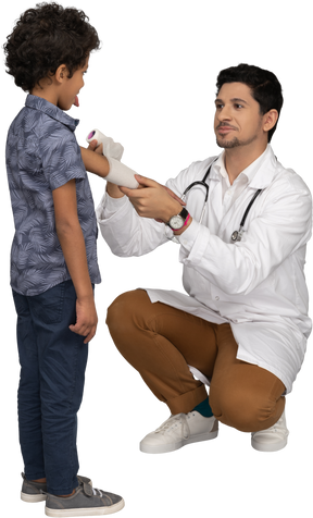Médico mostrando curativo para menino