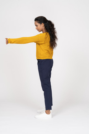 Vista lateral de uma garota com roupas casuais, mostrando a direção