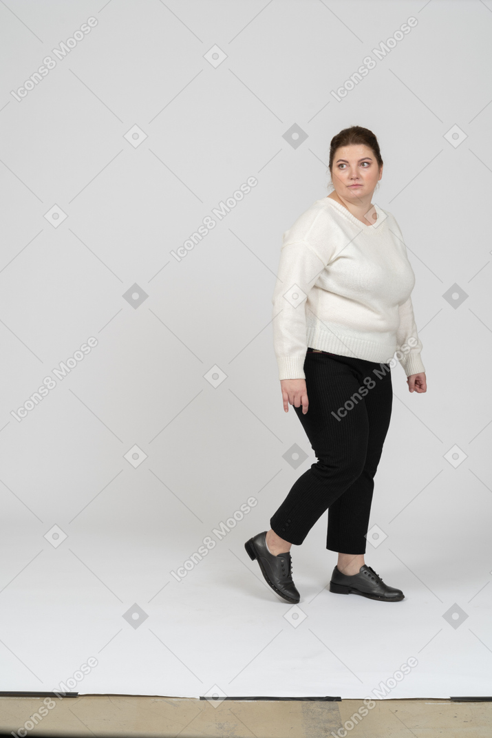 Vue latérale d'une femme dodue dans des vêtements décontractés