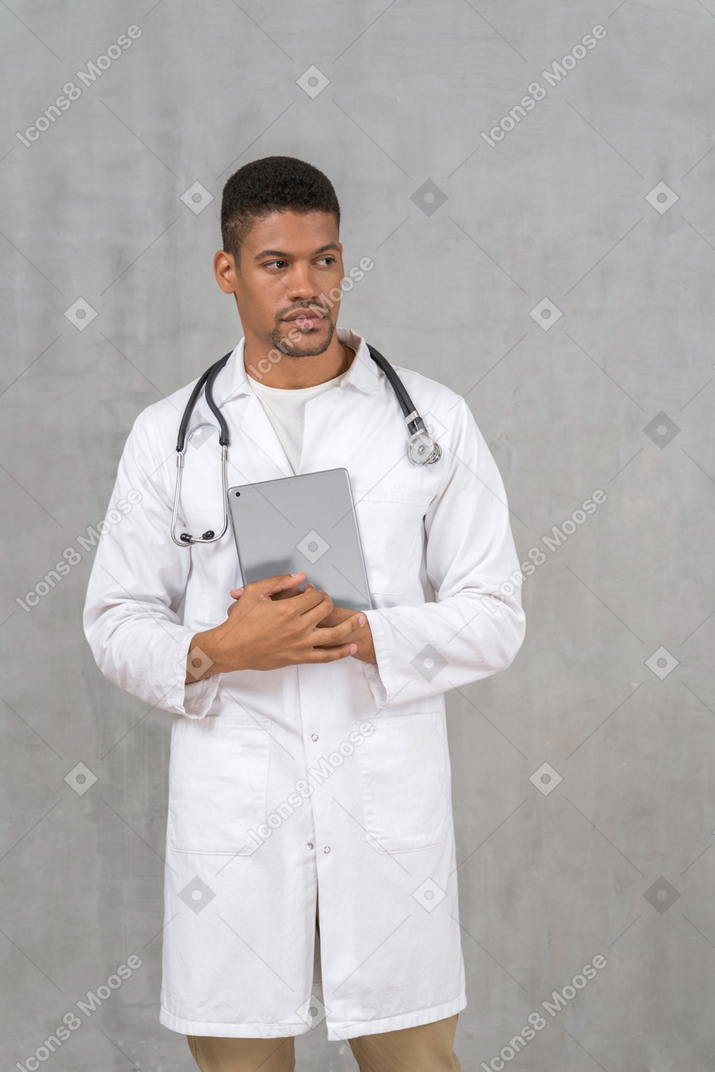 有平板电脑的医护人员