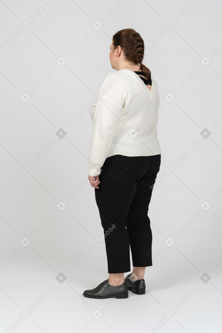 프로필에 서있는 캐주얼 옷에 통통한 여자