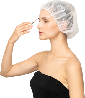 Vue latérale d'une femme faisant une injection à son visage
