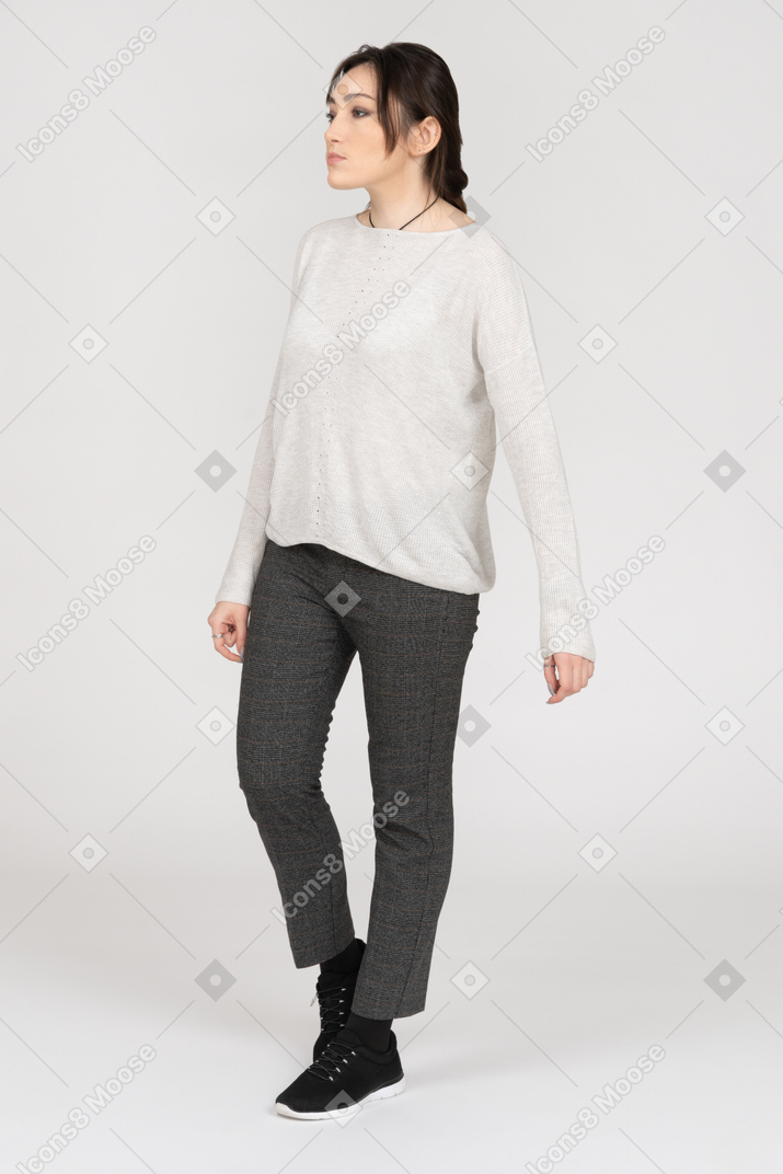 Giovane donna in abbigliamento casual in posa su sfondo bianco
