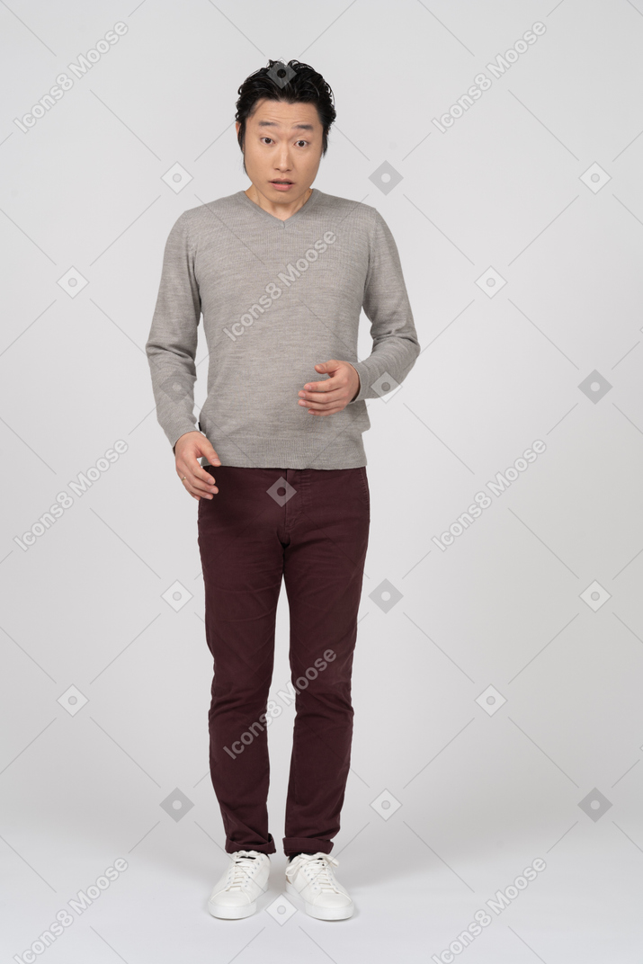 Homme en tenue décontractée debout