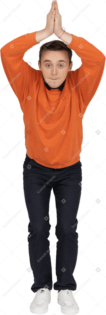 Giovane uomo in felpa arancione in posa