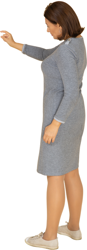 一个穿着灰色裙子的女人的侧视图，显示出一个小尺寸的东西