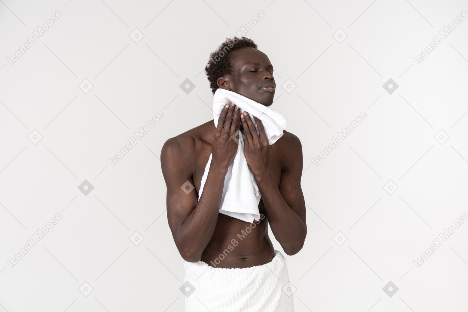 彼の朝の日課をしている彼の腰の周りの白いバスタオルを持つ若い黒人男性