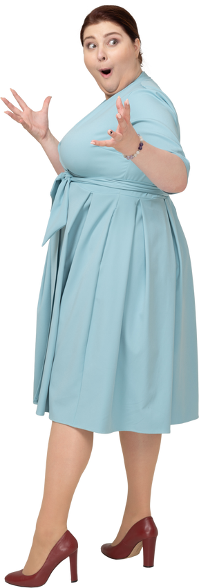 Vista laterale di una donna impressionata in abito blu
