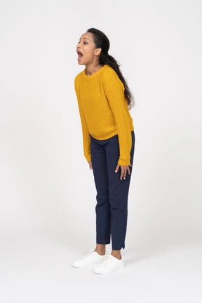Vista lateral, de, un, niña, en, ropa casual, gritar