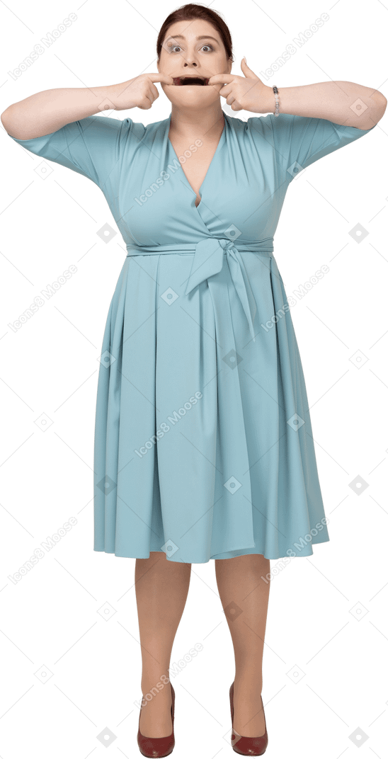 一个穿着蓝色连衣裙的女人抚摸嘴巴的前视图