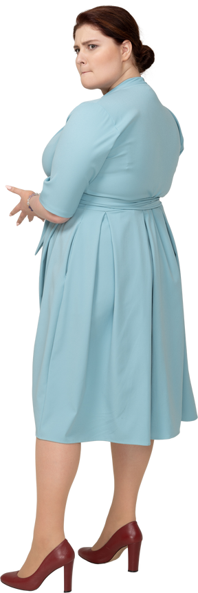 顔を作る青いドレスを着た女性の背面図