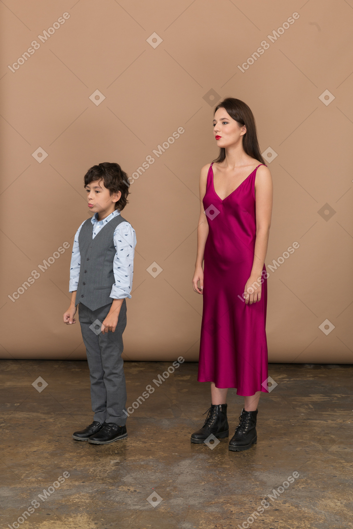 Giovane ragazza e un ragazzo in piedi insieme