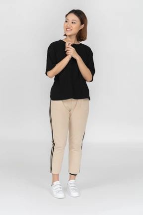 Mujer joven sonriente de pie